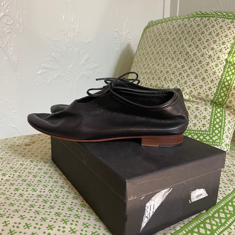 Martiniano black glove shoe with tie